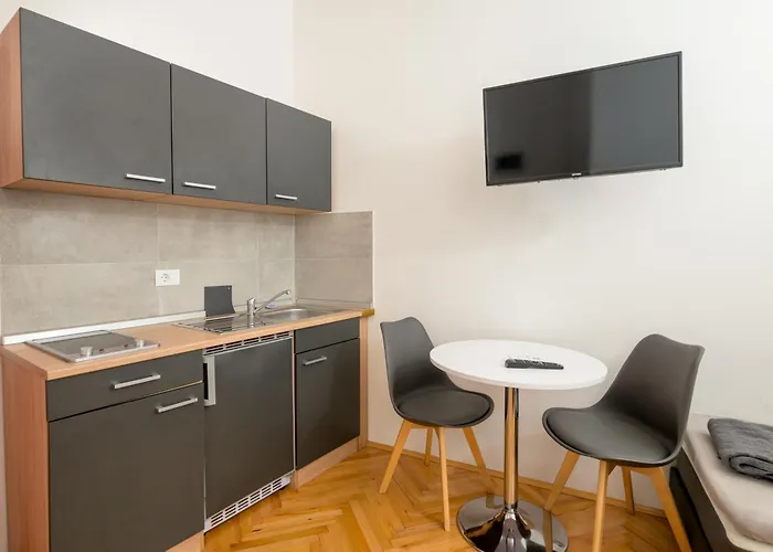 Daire Tiho & Nena Pula